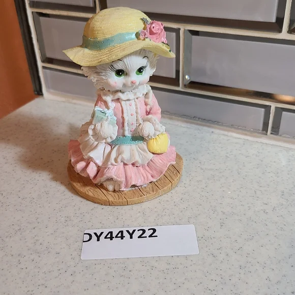 Victorian Kitten Figurine super cute Knick knack - Picture 10 of 11